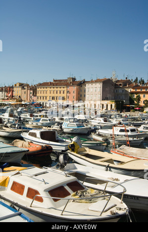 Città Vecchia e le barche nel porto, Rovigno, Istria costa, Croazia, Europa Foto Stock