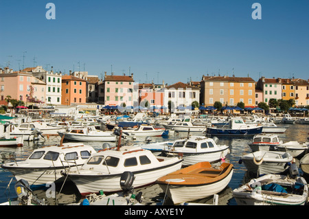 Città Vecchia e le barche nel porto, Rovigno, Istria costa, Croazia, Europa Foto Stock