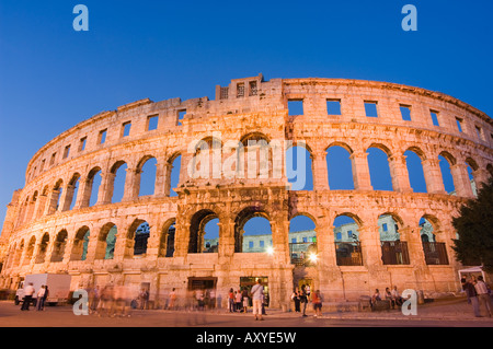 Il 1 ° secolo anfiteatro romano bagnata nella prima serata luce, Pola, Costa d'Istria, Croazia, Europa Foto Stock