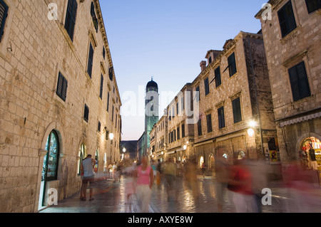Città vecchia di Placa passeggiata pedonale e la torre campanaria, Dubrovnik, patrimonio mondiale dell UNESCO, Dalmazia, Croazia, Europa Foto Stock