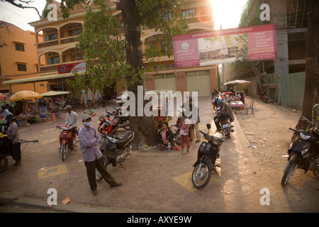 Mattina in Siem Reap Cambogia - fornitori vendono merci in un mercato Foto Stock