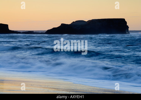 Tramonto dietro di post-incandescenza Saltwick nab vicino a Whitby North Yorkshire, Inghilterra Foto Stock