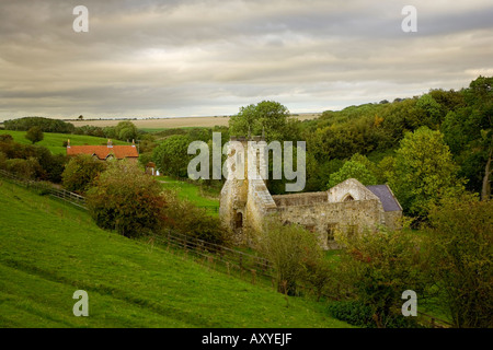 Vecchia chiesa in Wharram Percy villaggio abbandonato nel Yorkshire Wolds Inghilterra Foto Stock