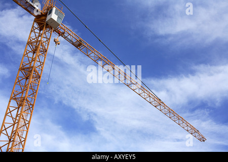 Grandi gru da cantiere contro il cielo blu Foto Stock