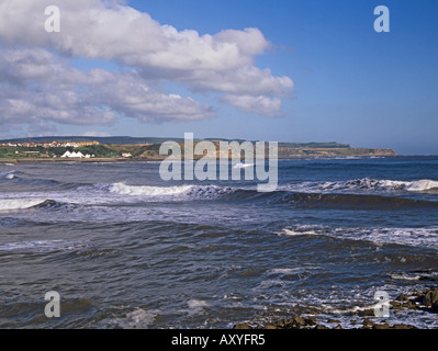 SCARBOROUGH North Yorkshire Regno Unito settembre guardando attraverso le ampie baia del nord verso Scalby con onde del mare del Nord Foto Stock