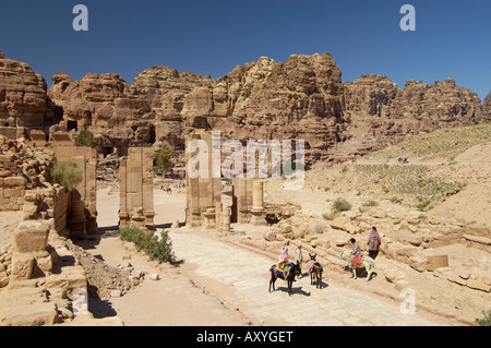 La porta ad arco, Petra, Sito Patrimonio Mondiale dell'UNESCO, Giordania, Medio Oriente Foto Stock