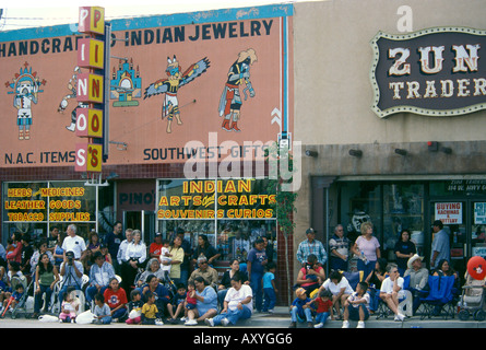 Gallup - New Mexico - USA - ottantacinquesimo Inter-festival tribali folla in attesa per la sfilata di fronte un Indiano negozio Gioielli Foto Stock