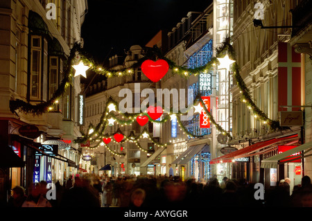 Stroget Ostergade area dello shopping a Natale, Copenhagen, Danimarca, in Scandinavia, Europa Foto Stock