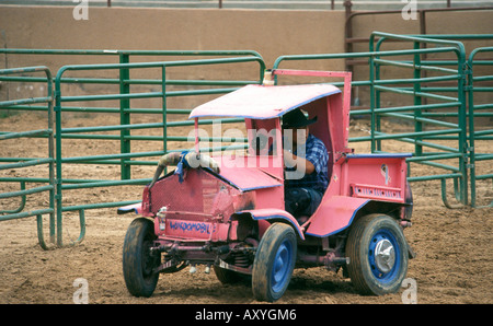 Gallup - New Mexico - USA - ottantacinquesimo Inter-festival tribali Rodeo clown intrattiene con toy carrello Foto Stock