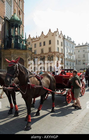 Cavallo e carrelli in piazza del mercato (Rynek Glowny), la Città Vecchia (Stare Miasto), Cracovia (Cracovia), Polonia Foto Stock