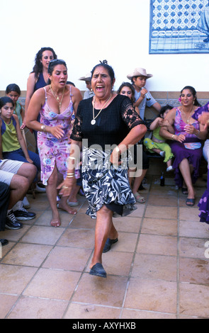 Una vecchia donna zingara balli durante una juerga Foto Stock