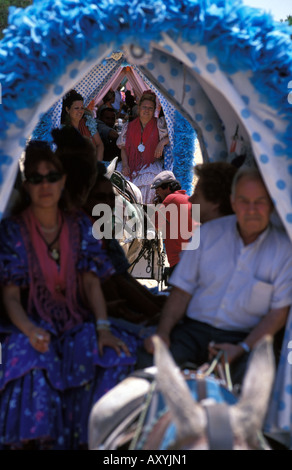 Il pellegrinaggio a El Rocio che conduce attraverso il parco nazionale di Coto Donana. Foto Stock