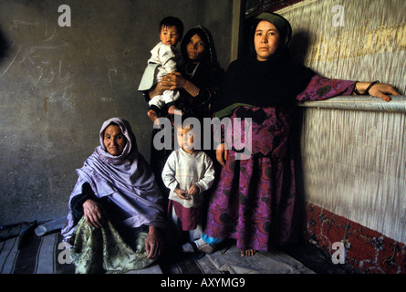 Kabul quattro generazioni di donne in posa nella parte anteriore del telaio di tessitura Foto Stock