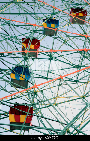 Close up di Wonder Wheel Amusement Park Ride in Coney Island, Brooklyn New York Ferris carri colorati Foto Stock