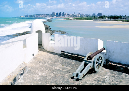 Il brasiliano della città di Natal nel Rio Grande do Norte stato, visto dalla storica cinquecentesca di Forte dos Reis Magos Foto Stock