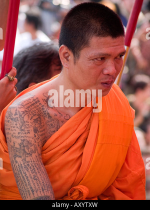 Tatuato monaco presso il Wat Phra Bang Tattoo Festival in Thailandia Foto Stock