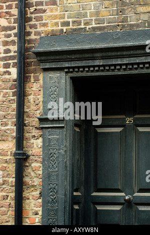 Elaborare il telaio della porta di un edificio del XVIII secolo a Londra Foto Stock