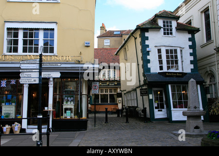 Il castello di Windsor e centro città negozi Royal Borough of Windsor e Maidenhead, Berkshire, Inghilterra, Regno Unito, GB Foto Stock