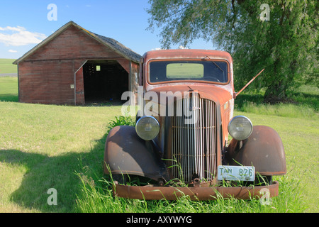 Rusty vecchia auto nella regione Palouse dello stato di Washington orientale Foto Stock