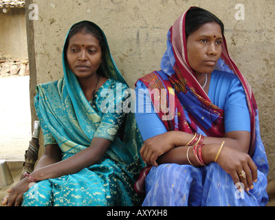 Le donne in una zona molto remota e villaggio di poveri in India centrale con sari colorati e schiave, India Foto Stock