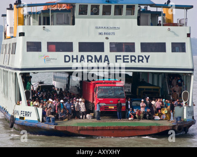 Il Dharma del traghetto, Surabaya Harbour, Java, Indonesia Foto Stock