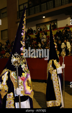 Due nazarenos indossa vesti ricamato in oro e filo di seta, Paso Blanco, Semana Santa, Lorca Foto Stock