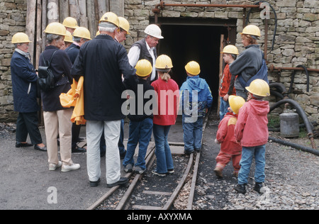Un gruppo di visitatori durante una guida nella la deriva dell'ex miniera di carbone Nachtigall, in Germania, in Renania settentrionale-Vestfalia, Ruhr Ar Foto Stock