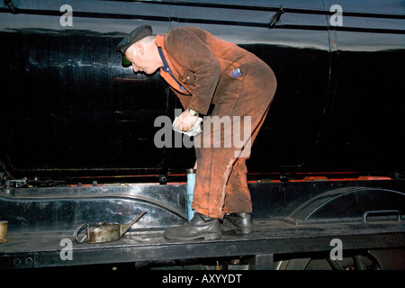 La preparazione di motori la mattina presto North York Moors storica ferrovia Grosmont North Yorkshire Foto Stock