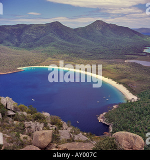 Guardando verso il basso sopra Wineglass Bay nel Parco Nazionale di Freycinet con sfondo di incantevoli colline verdi e alberi Tasmania Australia Foto Stock