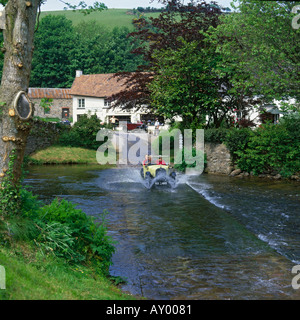 Dal tetto aperto il giallo e il nero Austin sette guadi sul fiume e antico punto di incrocio in Malmsmead su Exmoor Devon England Foto Stock