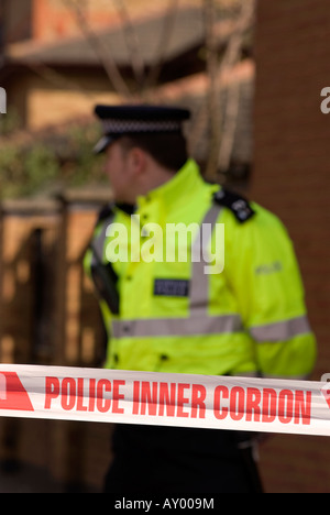 Funzionario di polizia e segno di cordon presso la scena di un incidente stradale (RTA), Hounslow, Middlesex, Regno Unito. Il 30 marzo 2008 Foto Stock