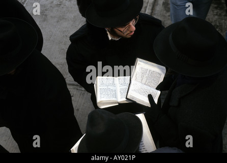 Gli studenti rabbinici pregare al di fuori Lubavitcher World Headquarters in Crown Heights, Brooklyn. Foto Stock