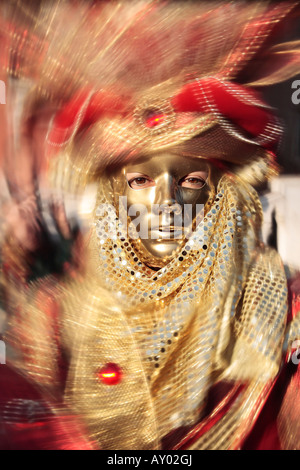 Meravigliosa sfilata di moda di gente mascherata durante il carnevale di Venezia in Italia (l'effetto non è un trucco di Photoshop) Foto Stock