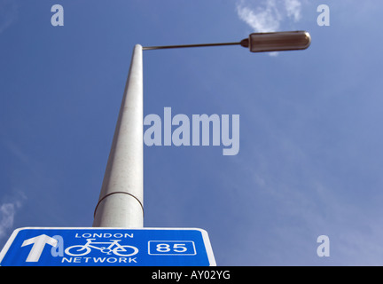 Blu e bianco british cartello stradale che indica il London cycle network, fissata ad un lampione sulla North Circular Road a Londra Foto Stock