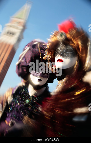 Meravigliosa sfilata di moda di gente mascherata durante il carnevale di Venezia in Italia (l'effetto non è un trucco di Photoshop) Foto Stock