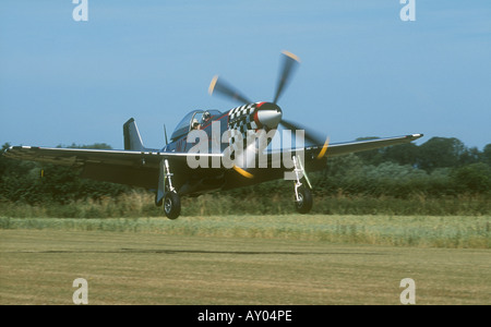 Gli aeromobili del Commonwealth Corp CA-18 Mk22 Mustang (Nord America) P-51D atterraggio a Breighton Airfield Foto Stock