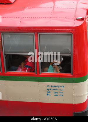 Dettaglio angolo dei passeggeri con autobus passeggeri seduti a Bangkok in Tailandia Foto Stock