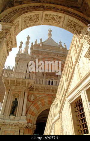 Vista dal cortile interno edifici di Dogi (Ducal) Palace, Venezia, Italia Foto Stock