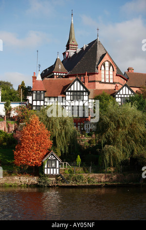 Un esempio di uno dei bei palazzi lungo il fiume Dee in CHESTER Inghilterra England Foto Stock