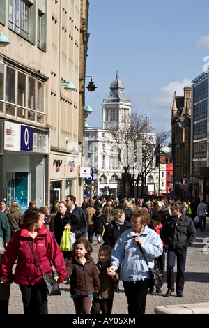 La folla in Fargate, nel centro della città di Sheffield Foto Stock