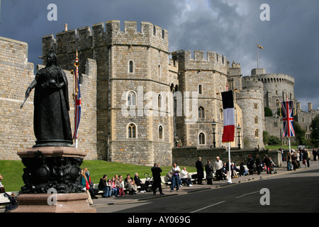 Il castello di Windsor e queen victoria statua Royal Borough of Windsor e Maidenhead, Berkshire, Inghilterra, Regno Unito, GB Foto Stock