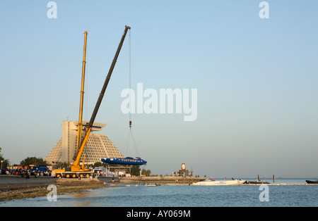 La F1 power boat provenienti dagli Emirati Arabi Uniti Victory Team sollevato dall'acqua di Doha Foto Stock