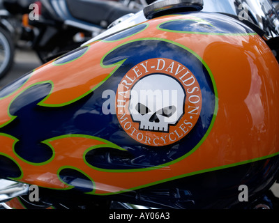 Harley Davidson Moto serbatoio carburante con custom paint job e il logo con cranio Foto Stock