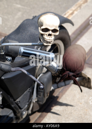 Una Harley Davidson lo specchietto retrovisore nella forma di un cranio Foto Stock