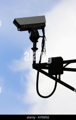 Videocamera di sicurezza sul monte contro blu cielo molto nuvoloso in Belfast City Centre Foto Stock