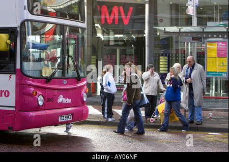 Persone autobus alla fermata in Belfast City Centre Foto Stock