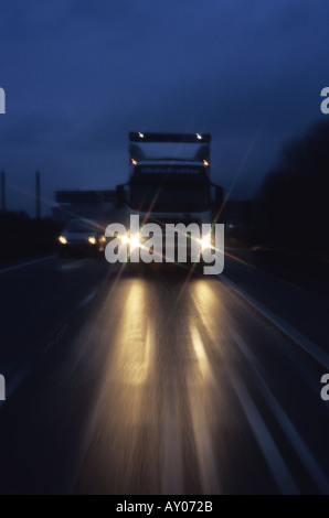 Camion che viaggiano lungo la a1 strada vicino a Leeds yorkshire al crepuscolo regno unito Foto Stock