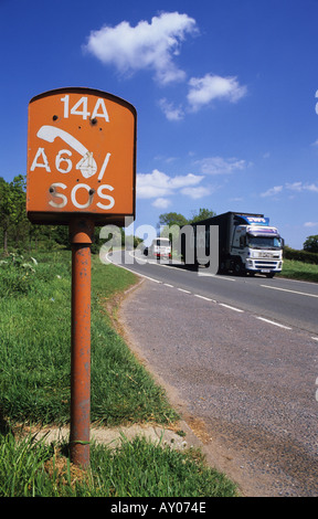 Autocarro passando sos ripartizione di emergenza telefono sulla a64 strada vicino a York Yorkshire Regno Unito Foto Stock