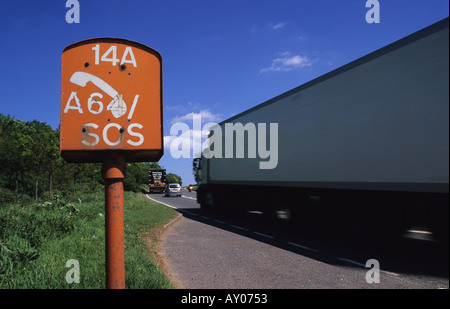 Autocarro passando sos ripartizione di emergenza telefono sulla a64 strada vicino a York Yorkshire Regno Unito Foto Stock