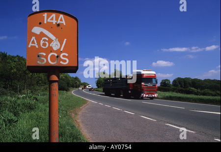 Autocarro passando sos ripartizione di emergenza telefono sulla a64 strada vicino a York Yorkshire Regno Unito Foto Stock